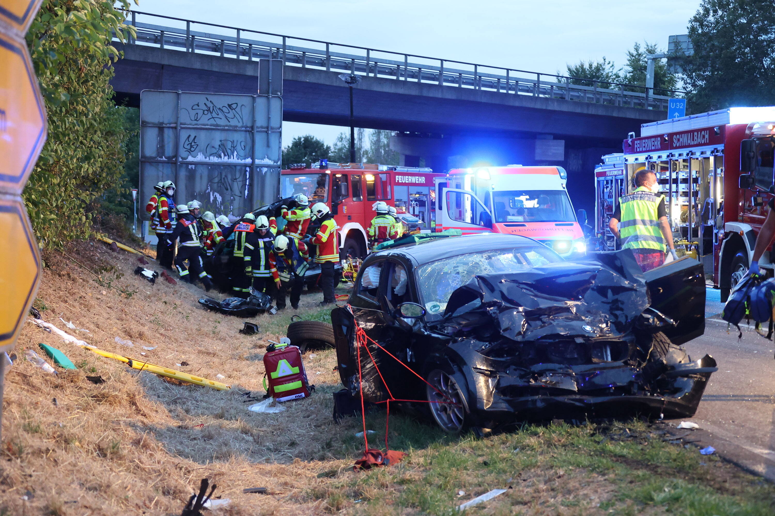 Tödlicher Unfall einen Tag vor der Hochzeit! - 5 junge Frauen von SUV bei roter Ampel überfahren!