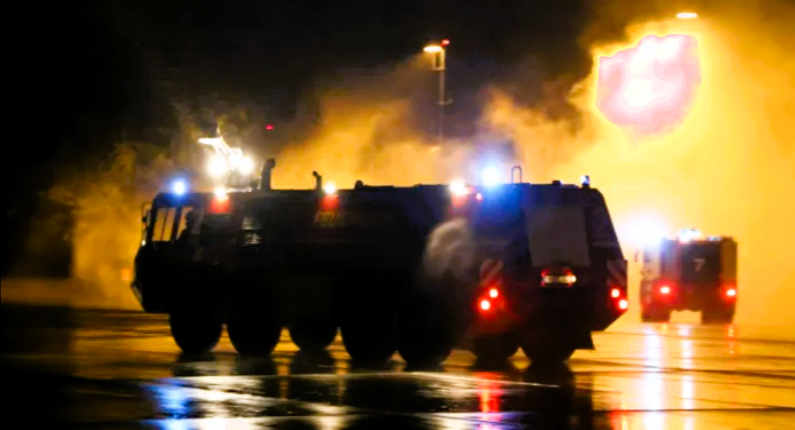 Feuer auf dem Flughafen! Unter einer Passagiermaschine bricht plötzlich Feuer aus!