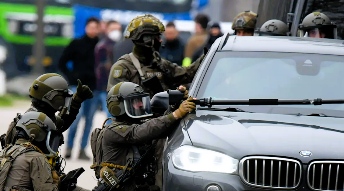 SEK-Einsatz auf der Autobahn! Jagd auf RAF Terroristen - Polizei keilt Fahrzeug ein!